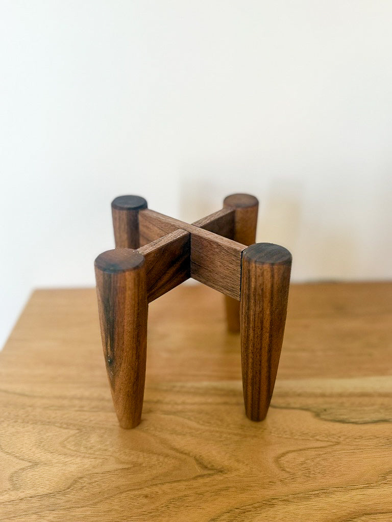 Cross-Leg Plant Stand