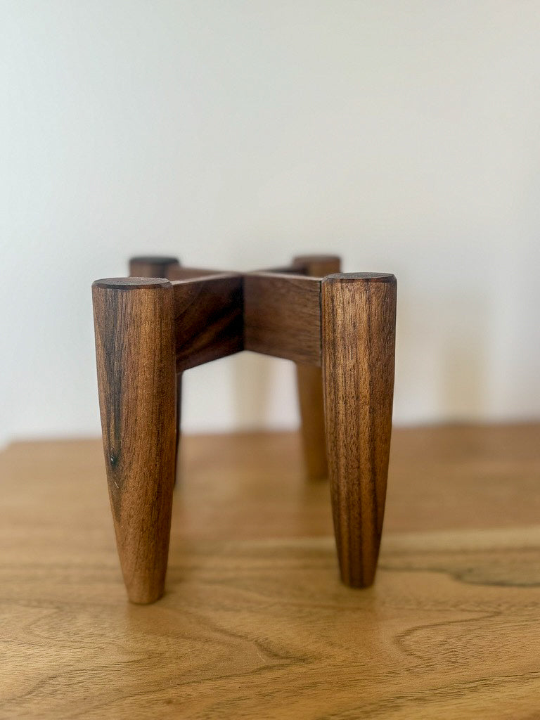 Cross-Leg Plant Stand